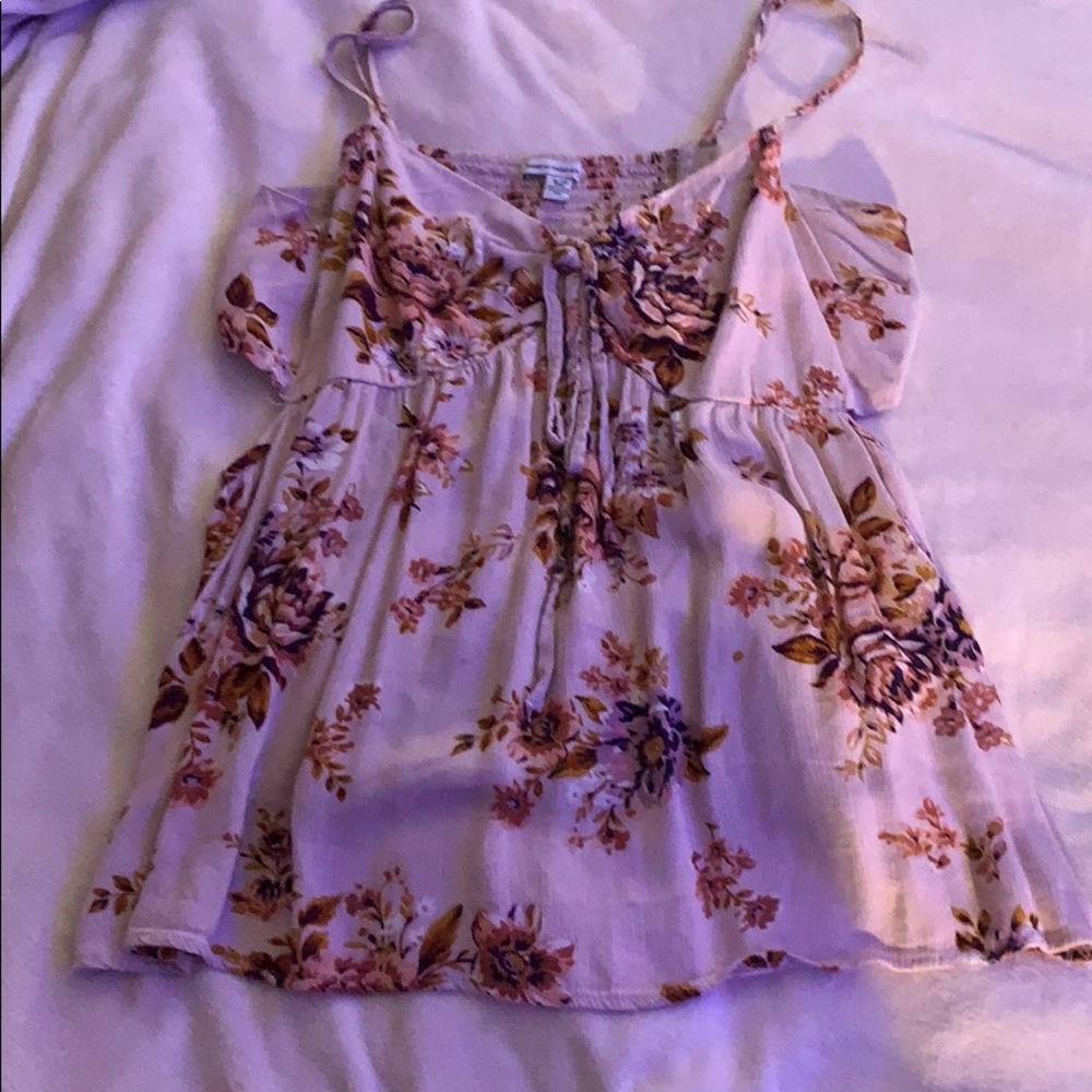 Floral blouse cut out on the sides